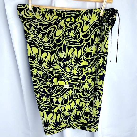 STRUCTURE Makai Board Shorts  • Size Large - Picture 3 of 8